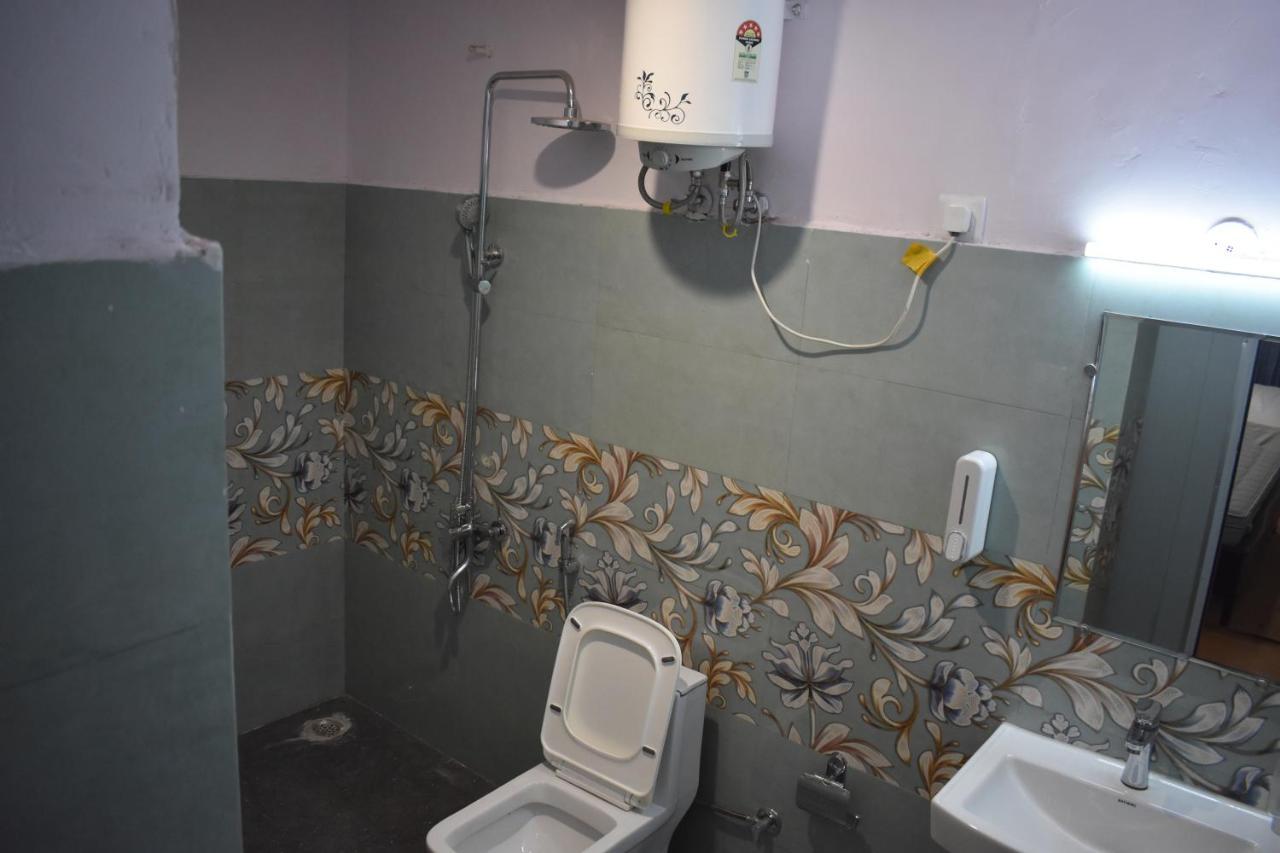 Private Rooms With International Airport View 뉴델리 외부 사진